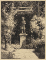 KG 2000 011
<br/>
Tuinbeeld van staand kindje, in de tuin van de kunstenaar in Sloterdijk
<br/>
<em>Rueter, Georg (1875-1966)</em>